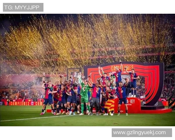 当足球球星在赛场上进球后张开双臂享受全场观众热烈欢呼时的激情瞬间 当足球球星在赛场上进球后张开双臂享受全场观众热烈欢呼时的激情瞬间